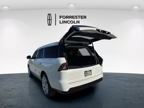 Used 2025 Lincoln Navigator Reserve image 21