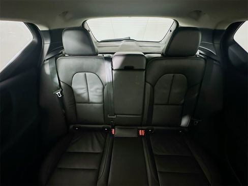 Used 2023 Volvo XC40 B4 Plus image 13