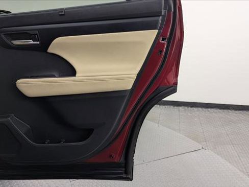 Used 2024 Toyota Highlander XLE image 18