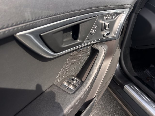 Used 2019 Jaguar F-TYPE Convertible RWD image 12