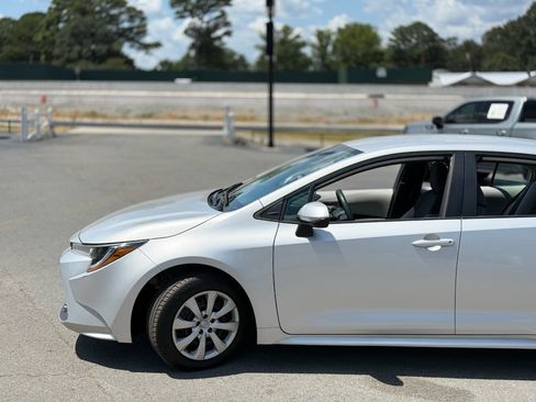 Used 2020 Toyota Corolla LE FWD image 12