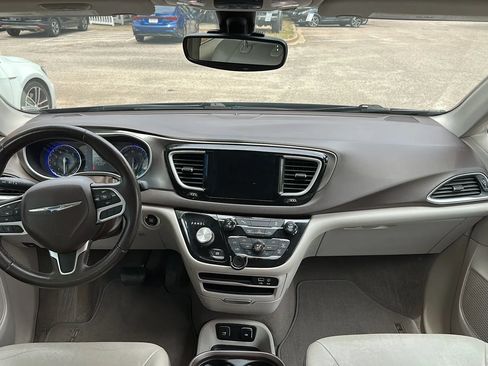Used 2017 Chrysler Pacifica Touring-L FWD image 25