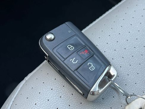 Used 2019 Volkswagen Tiguan SE image 23