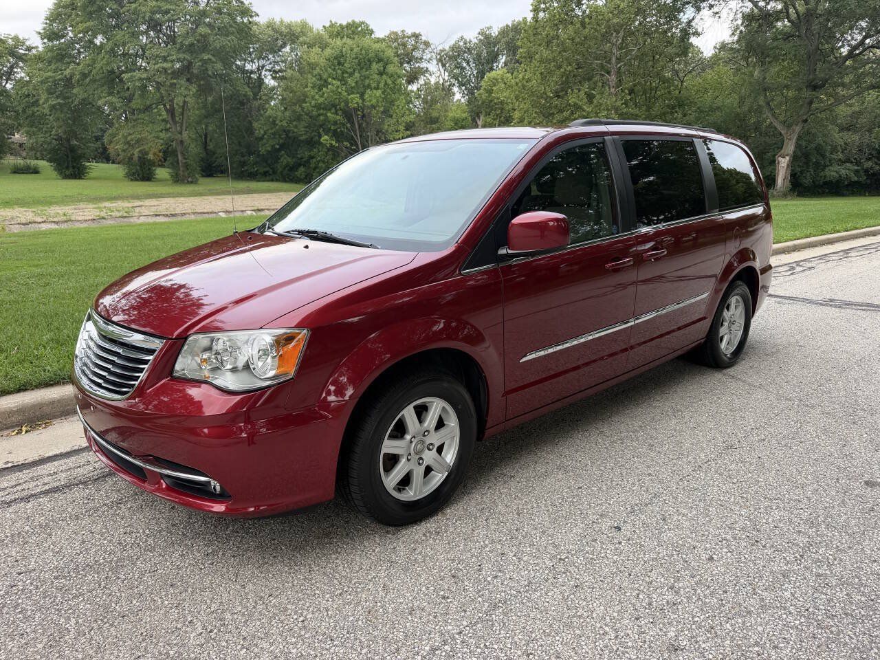 Used 2012 Chrysler Town & Country Touring FWD image 1