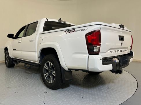 Used 2019 Toyota Tacoma TRD Sport image 3