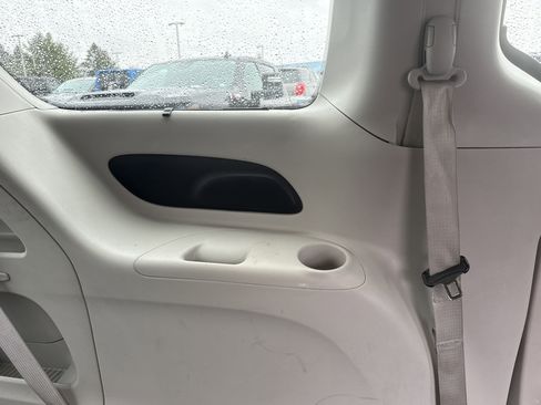 Used 2022 Chrysler Pacifica Touring-L image 15