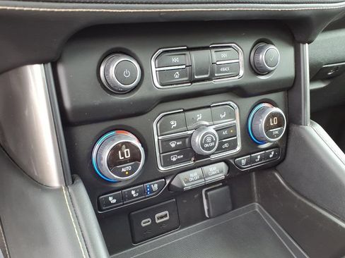 Used 2023 Chevrolet Suburban Premier AWD/4WD image 27