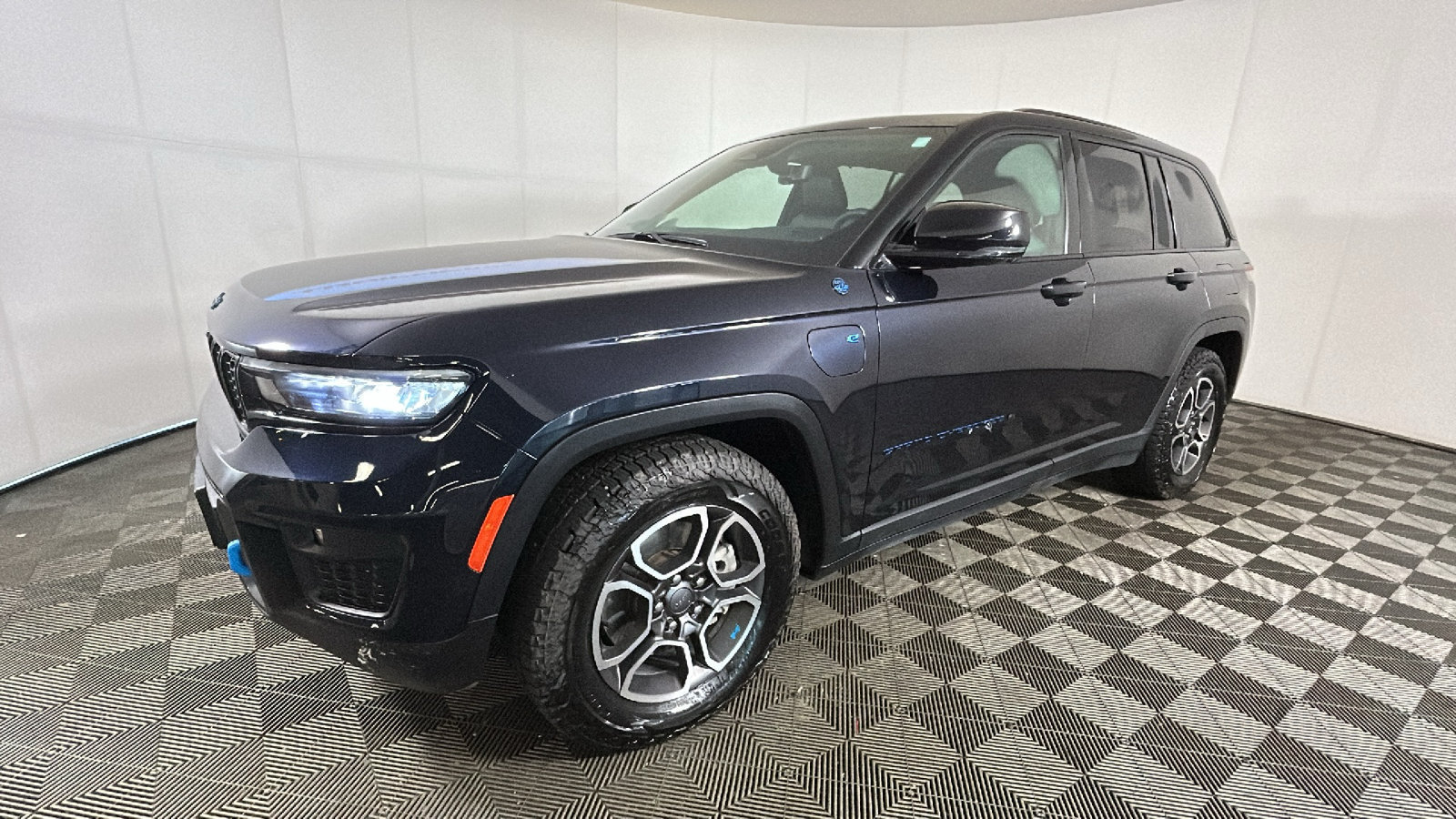 Used 2023 Jeep Grand Cherokee Trailhawk w/ Luxury Tech Group III AWD/4WD image 8