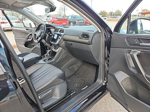 Used 2024 Volkswagen Tiguan SE image 33