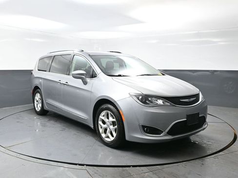 Used 2018 Chrysler Pacifica Touring-L w/ Tire & Wheel Group image 4