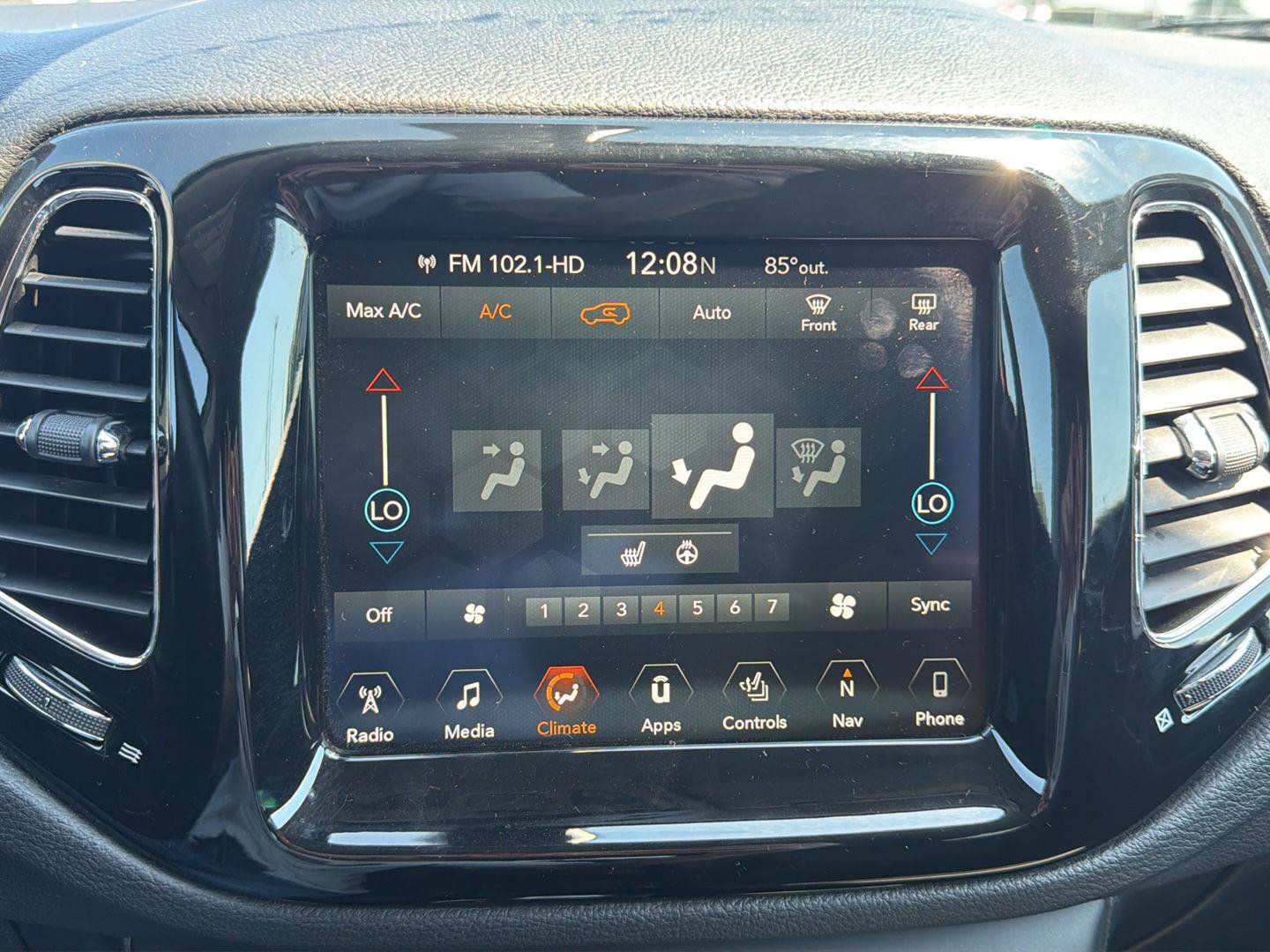 Used 2018 Jeep Compass Limited w/ Navigation Group AWD/4WD image 16