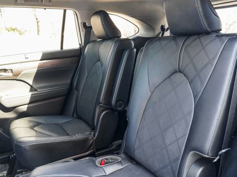 Used 2022 Toyota Highlander Platinum image 16