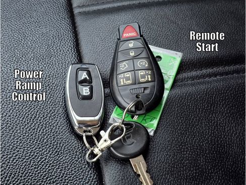 Used 2015 Chrysler Town & Country Touring w/ Driver Convenience Group FWD image 22