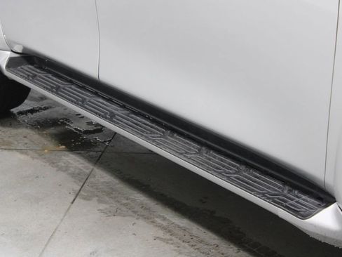 Used 2024 Nissan Armada SL image 13