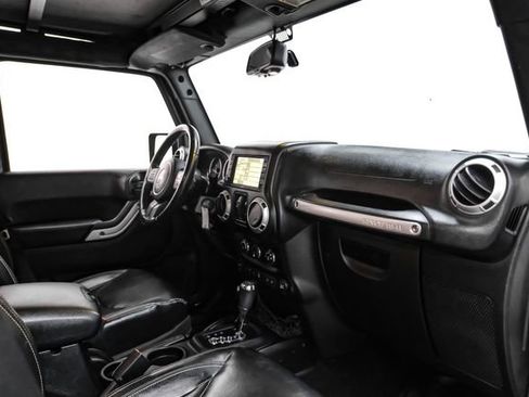 Used 2016 Jeep Wrangler Unlimited Rubicon w/ Connectivity Group image 10