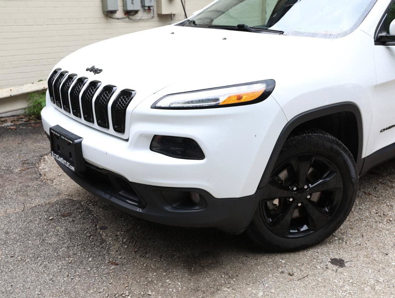 Used 2018 Jeep Cherokee Latitude w/ Altitude Package AWD/4WD image 2