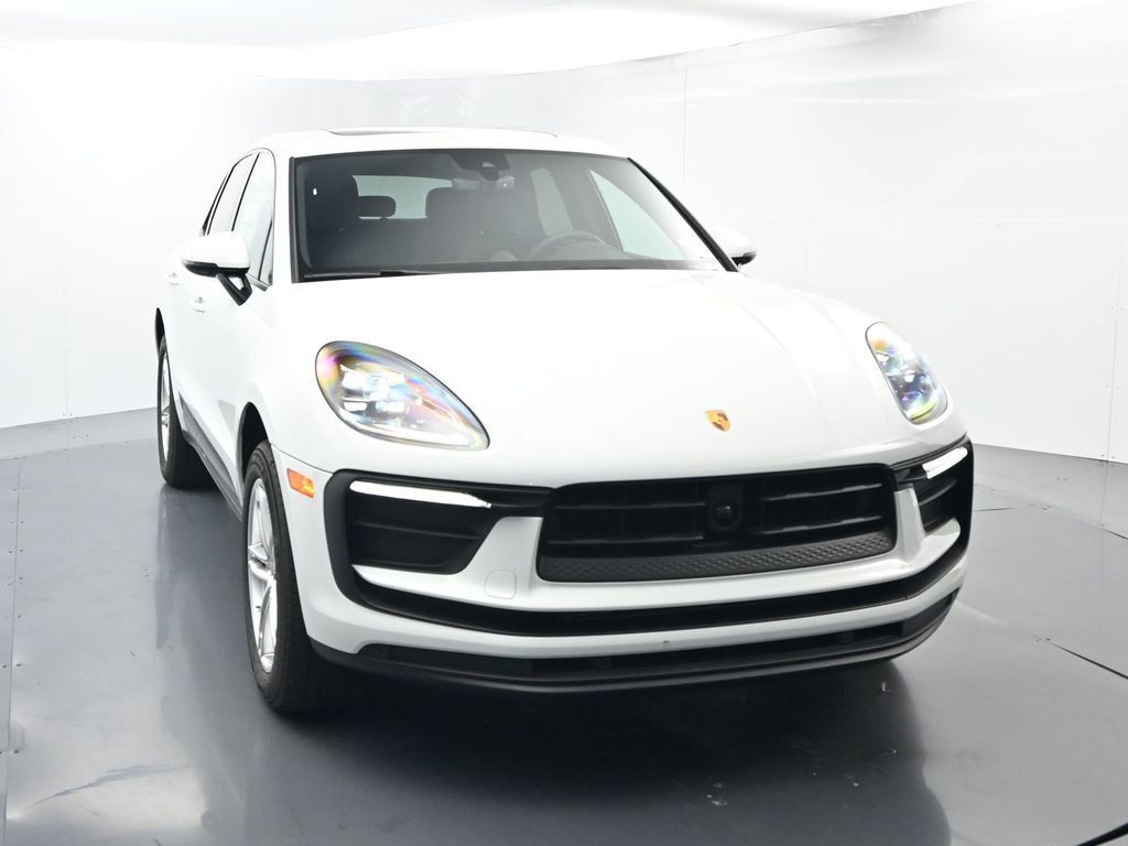 Certified 2025 Porsche Macan AWD/4WD image 16