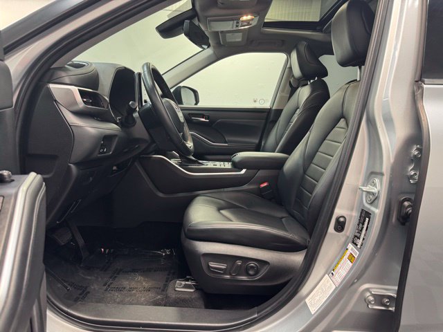 Used 2022 Toyota Highlander XLE AWD/4WD image 13