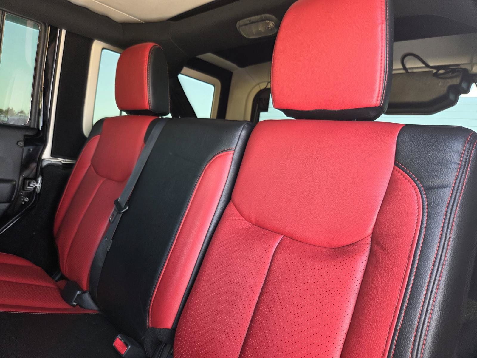 Used 2017 Jeep Wrangler Unlimited Sahara w/ Connectivity Group AWD/4WD image 24