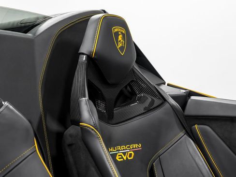Used 2022 Lamborghini Huracan EVO RWD image 33