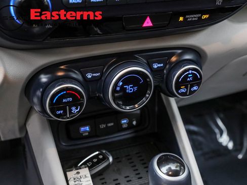 Used 2023 Hyundai Venue Limited image 31