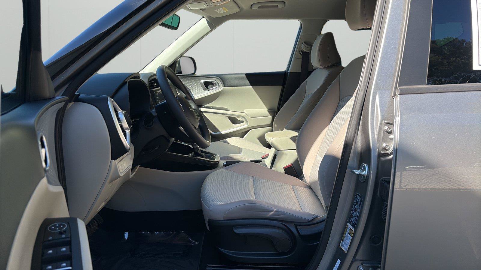 Used 2025 Kia Soul LX w/ LX Technology Package FWD image 10