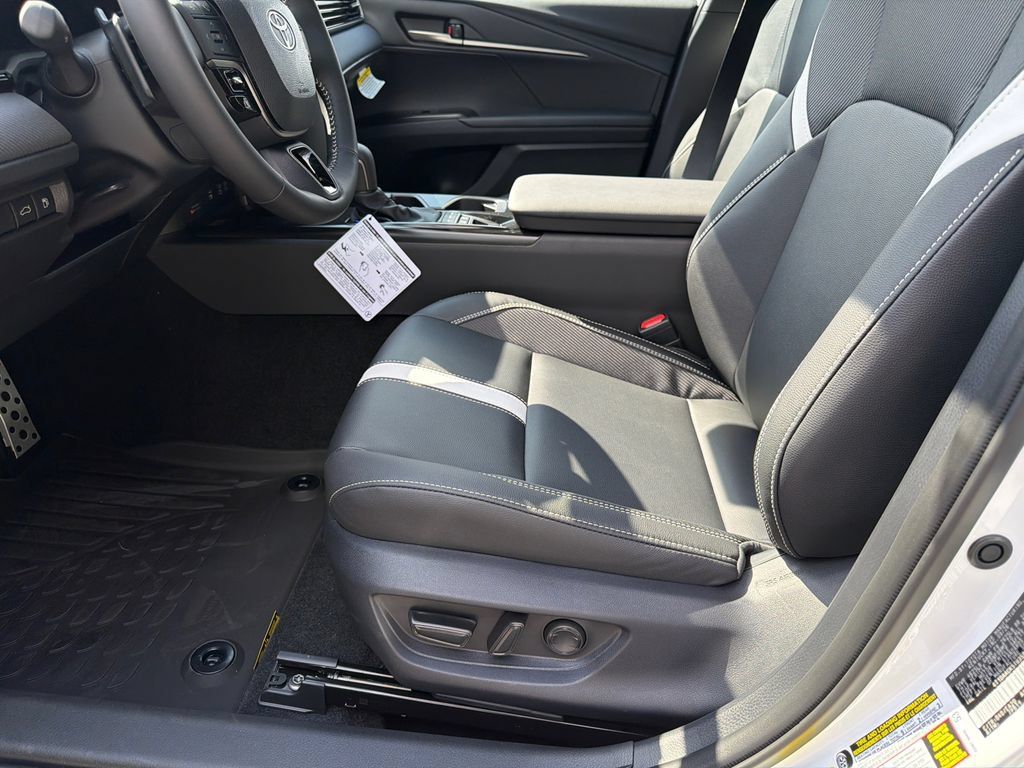 New 2026 Toyota Camry Hybrid FWD image 17