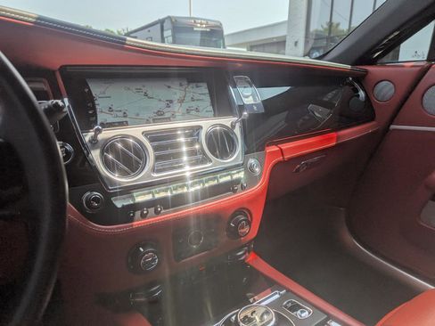 Used 2018 Rolls-Royce Dawn Convertible image 21