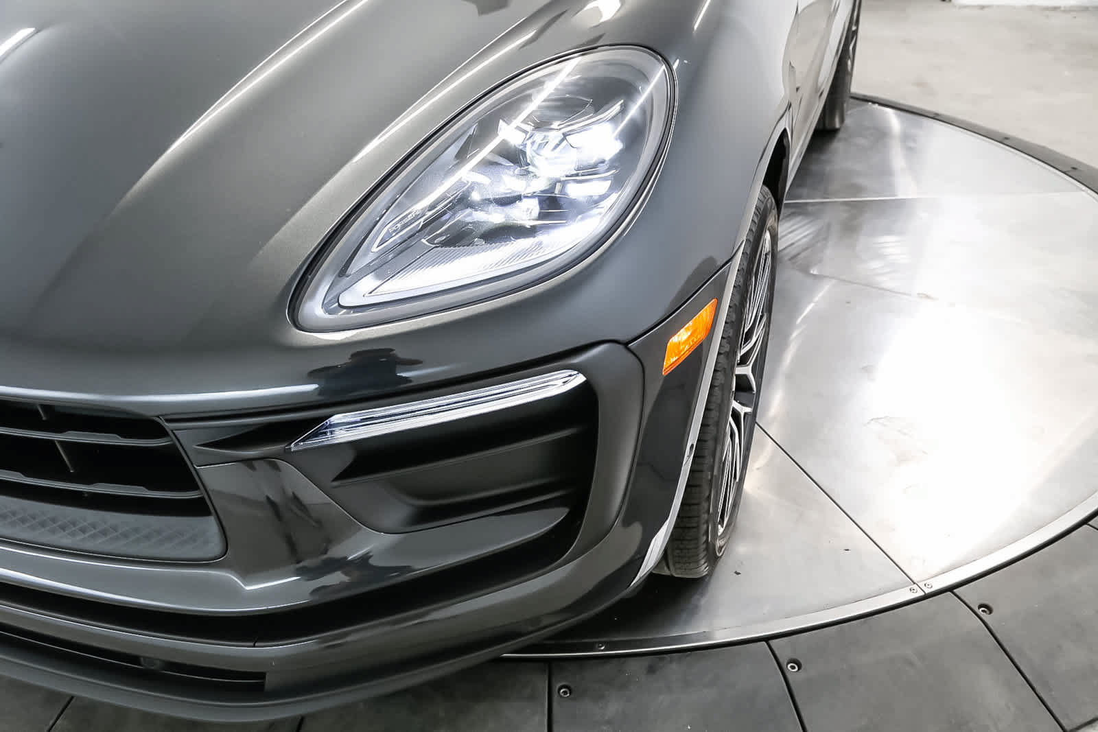 Certified 2023 Porsche Macan AWD/4WD image 14