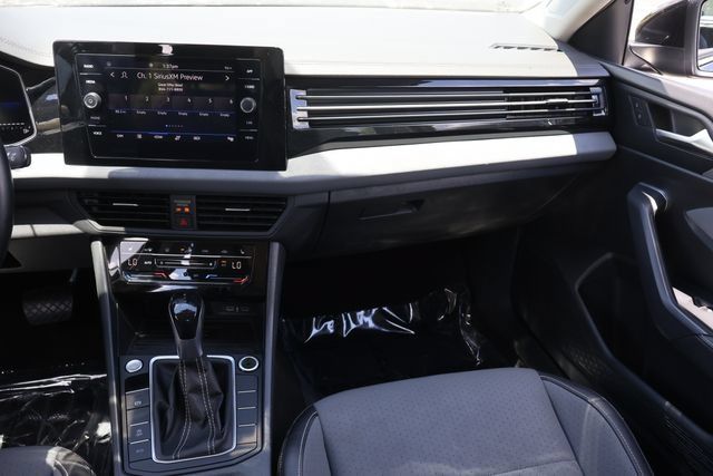 Certified 2025 Volkswagen Jetta SE FWD image 17