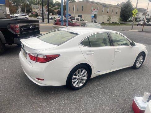 Used 2015 Lexus ES 300h image 4