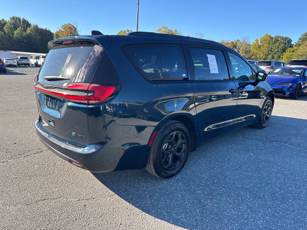 Used 2025 Chrysler Pacifica Premium FWD image 6