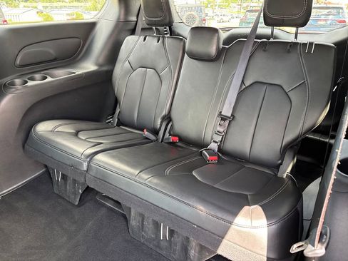 Used 2025 Chrysler Pacifica Select FWD image 28