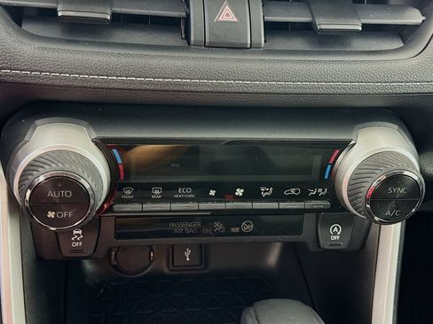 Used 2020 Toyota RAV4 XLE w/ Convenience Package FWD image 14