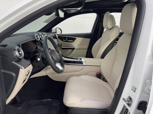 Used 2025 Mercedes-Benz GLC 300 4MATIC image 17
