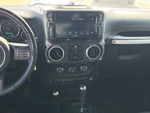 Used 2018 Jeep Wrangler Unlimited Rubicon w/ Connectivity Group AWD/4WD image 15