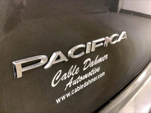 Used 2017 Chrysler Pacifica Limited image 8