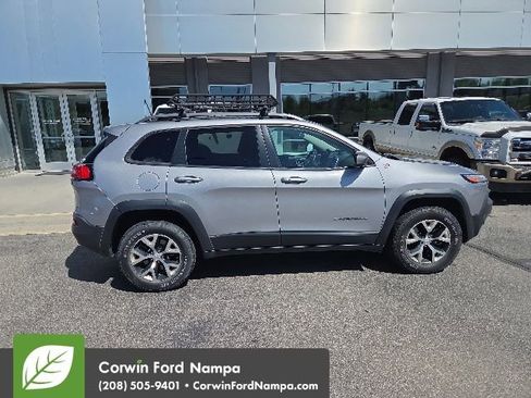 Used 2018 Jeep Cherokee Trailhawk w/ Cold Weather Group AWD/4WD image 8