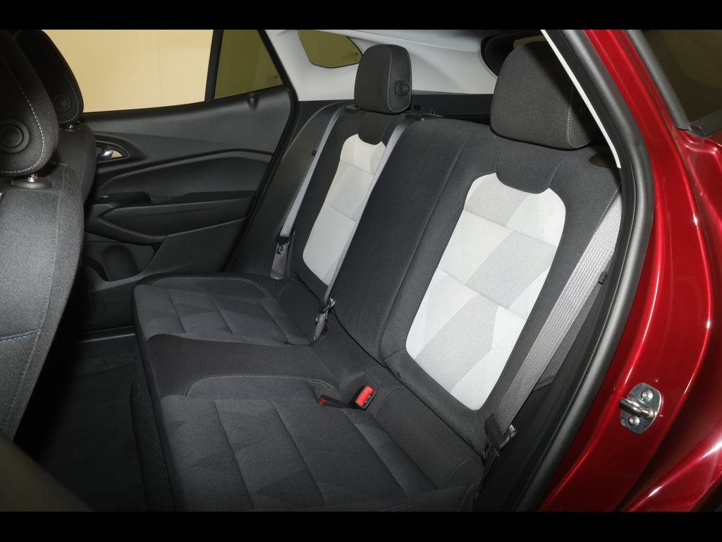 Used 2025 Chevrolet Trax LS w/ LS Convenience Package FWD image 26