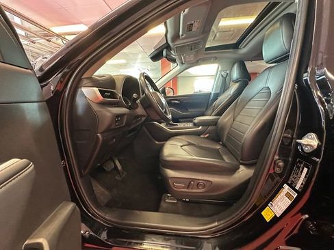 Certified 2024 Toyota Highlander XLE AWD/4WD image 9