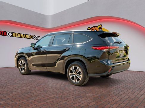 Used 2023 Toyota Highlander XLE FWD image 7