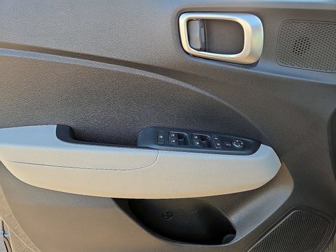 Used 2025 Hyundai Venue SEL FWD image 19