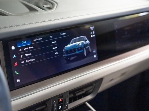 Certified 2026 Porsche Cayenne AWD/4WD image 20