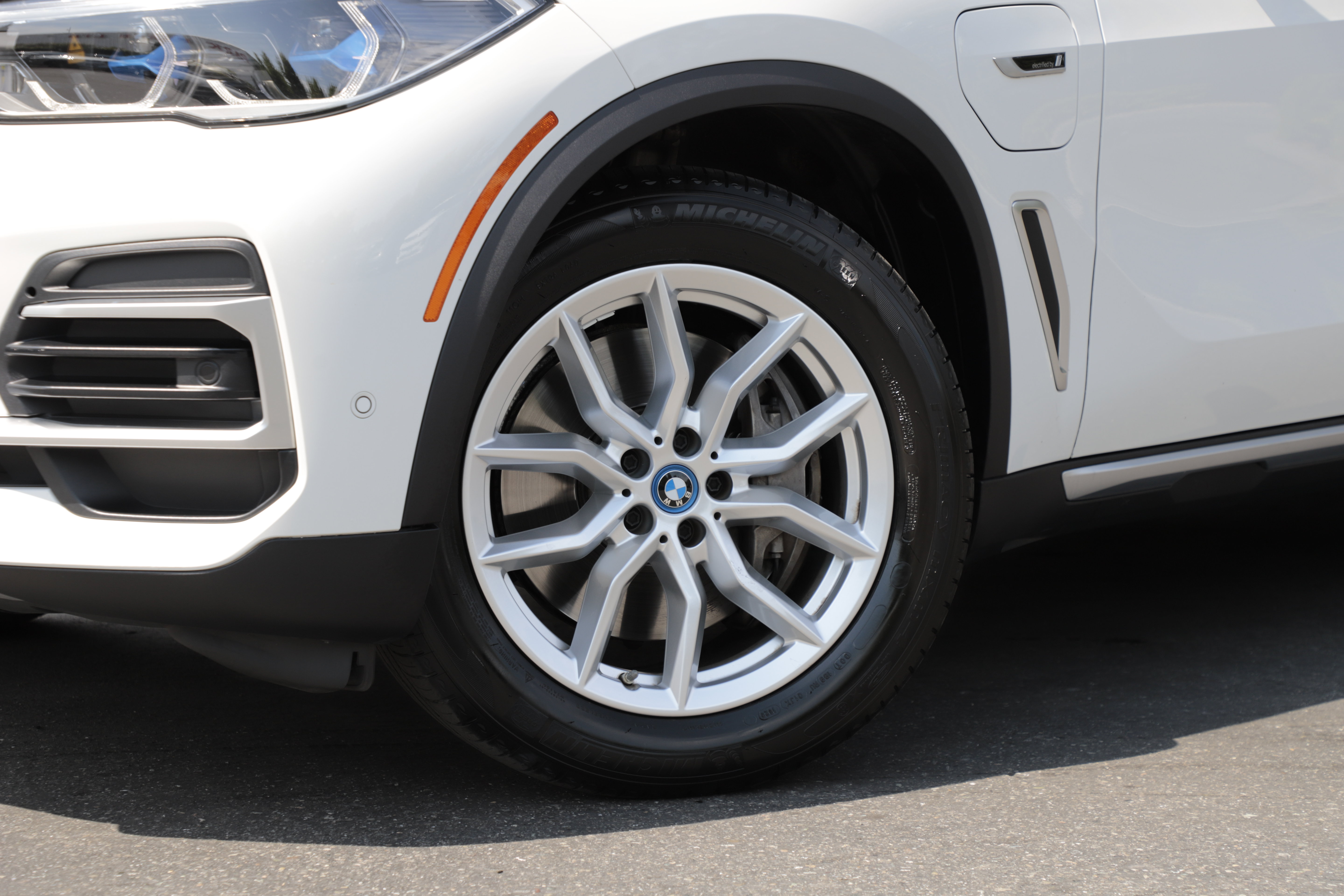 Used 2023 BMW X5 xDrive45e w/ Executive Package AWD/4WD image 2