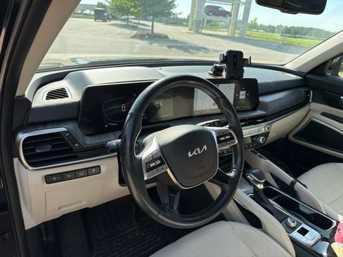 Used 2024 Kia Telluride EX w/ EX Captain's Chair Package FWD image 4