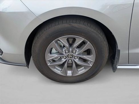 Used 2025 Toyota Sienna XLE image 22
