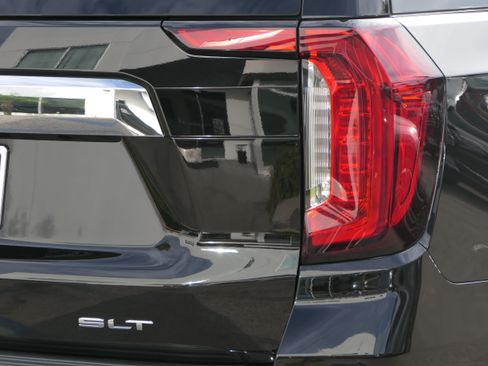Used 2023 GMC Yukon SLT w/ SLT Premium Package AWD/4WD image 6