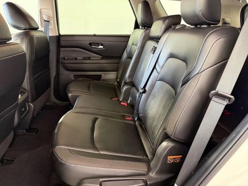 Used 2024 Nissan Pathfinder SL w/ Black Appearance Package FWD image 19