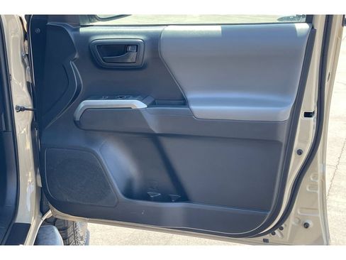 Used 2018 Toyota Tacoma SR5 RWD image 20