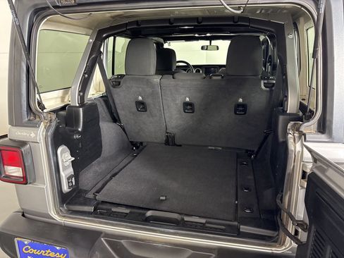 Used 2021 Jeep Wrangler Unlimited Sahara AWD/4WD image 16